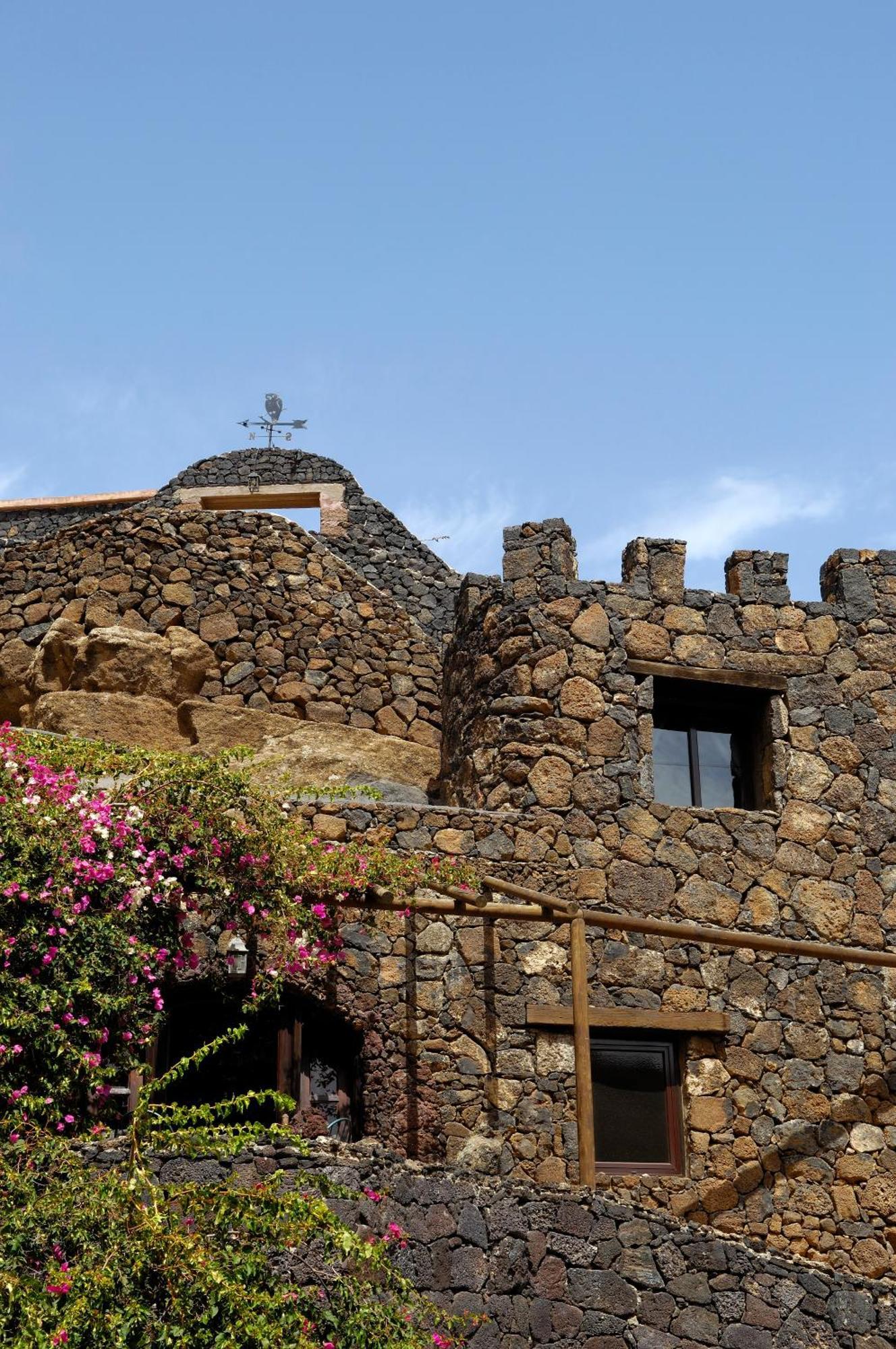 Castillo Lanzarote Villa Sophie - Luxury Villa -Sleep In A Volcanic Cave With Heated Pool Tías Exteriör bild